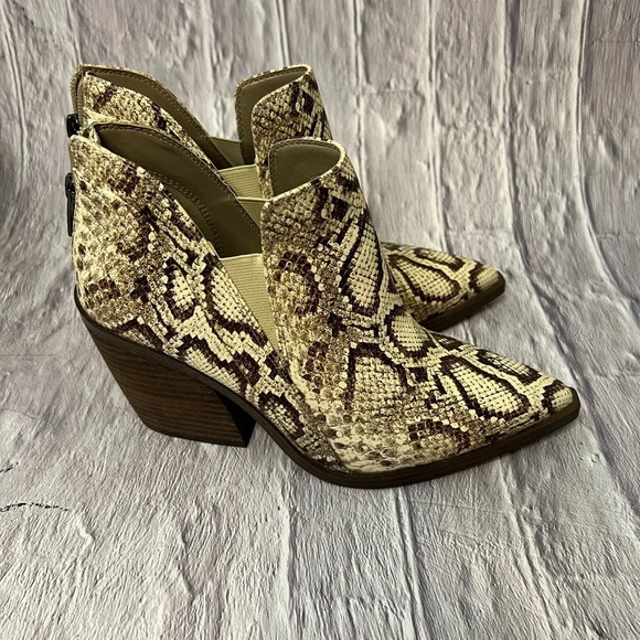 Vince Camuto Bootie Size 9 - Picture 2 of 7